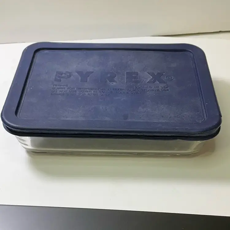 Pyrex 3 cup Covered Baking Dish