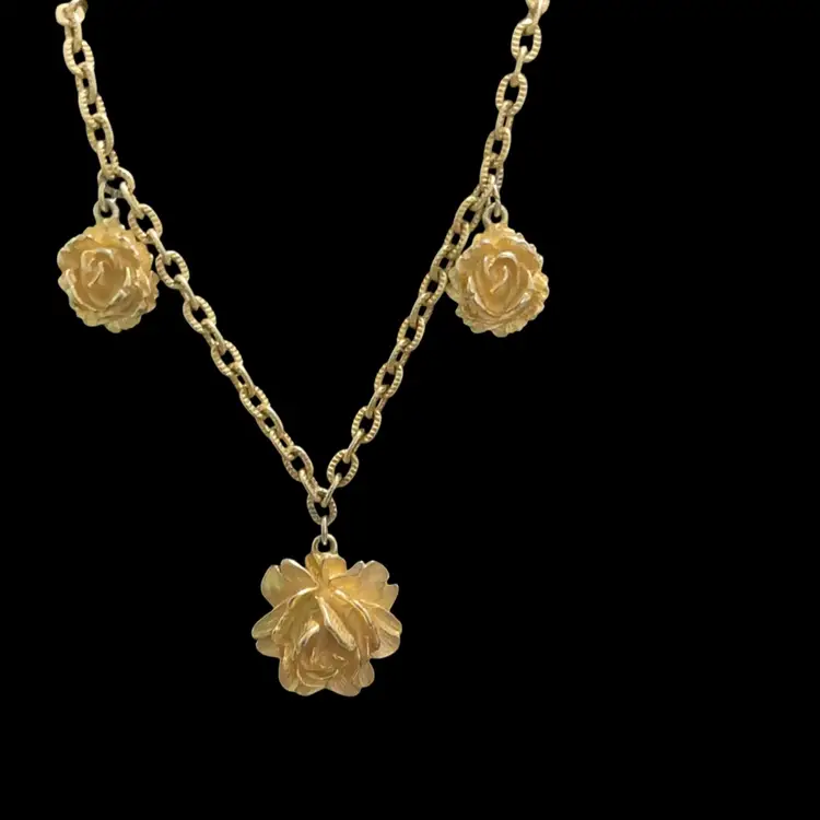 Vintage Goldtone Triple Rose Pendant Necklace .  Not Signed.  Very Beautiful!!