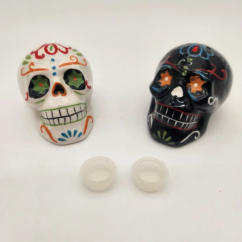 NWOB Day of the Dead Skull Salt and Pepper Shakers Ceramic Halloween Decoration