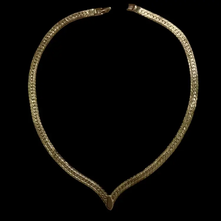 Gorgeous Goldtone  V Style Napier Chain Necklace.