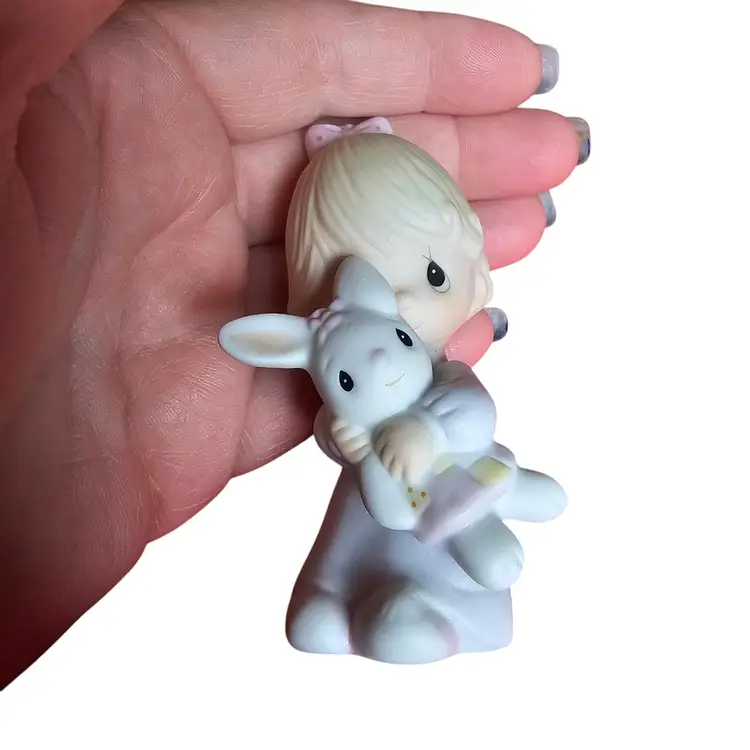 JESUS LOVES ME 1982 VINTAGE ENESCO JONATHAN & DAVID LIC E9279 MADE IN TAIWAN GIRL WITH BUNNY. IN EXCELLENT CONDITION. GREAT FOR EASTER. 2.75X1X1. #228