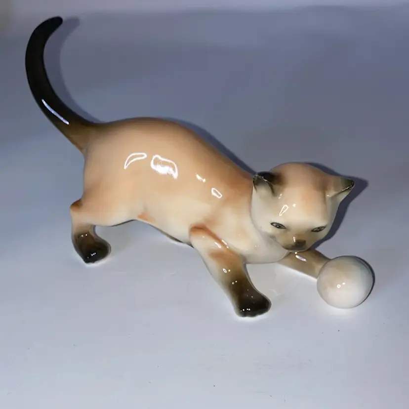 Vintage ARDALT Siamese Kitten/Cat With Ball! Stamped 7221 And Stickered Japan Lenwile China! 3” Tall  5” Long!