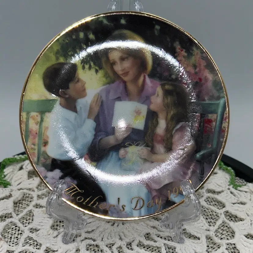 Vintage Avon 1999 Mother’s Day Plate “Pride And Joy” By Allan Murray