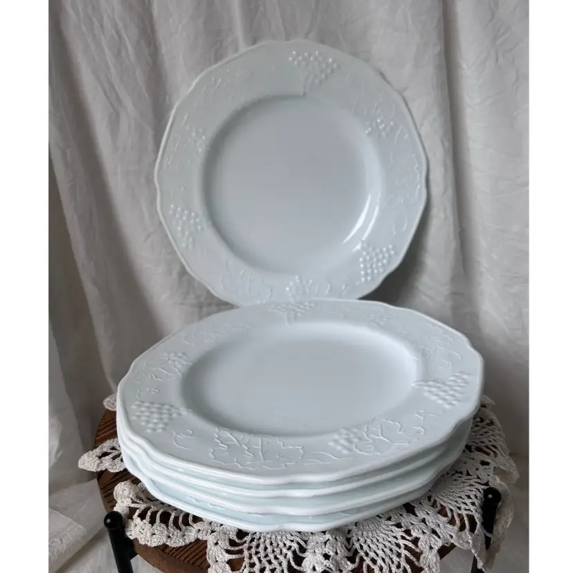 5 INDIANA GLASS CO MILK GLASS HARVEST GRAPE DINNER PLATES 1950s-60s