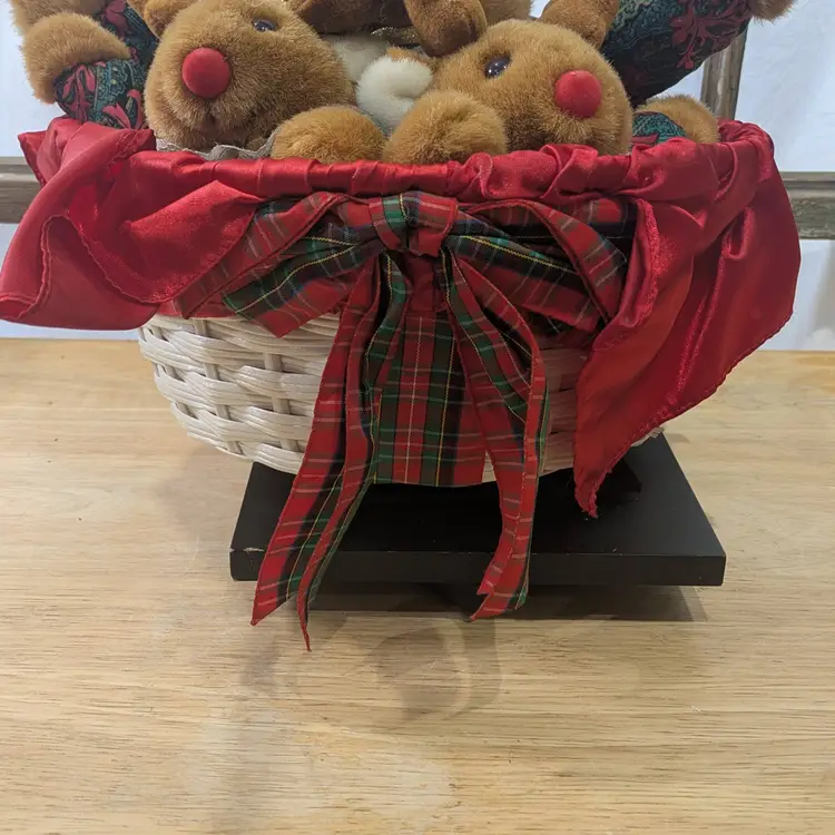 CHRISTMAS BASKET WITH MOTHER MOOSE & TWIN BABY MOOSE