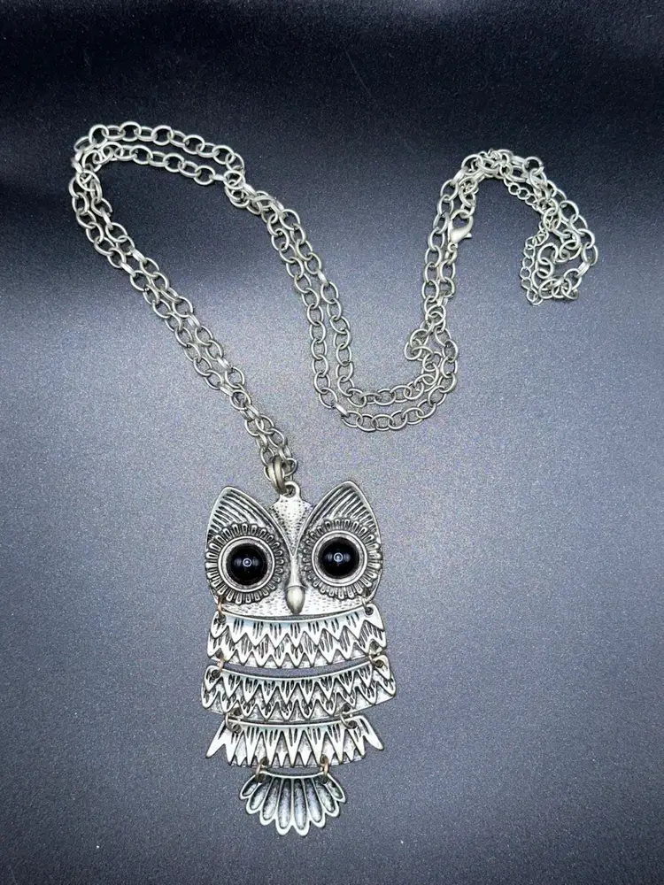 Vintage Silver-Tone Articulated Owl Pendant Necklace – Long Chain Statement Jewelry