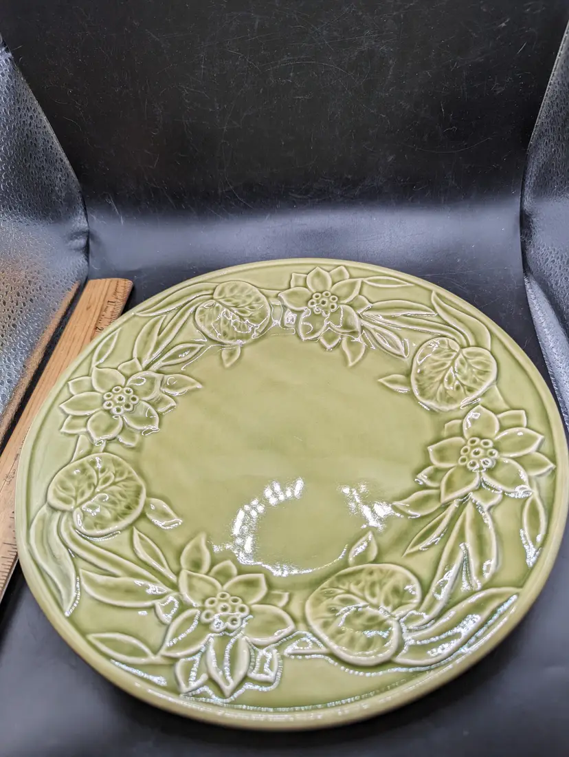 Vintage Bordallo Pinhiero Yellow Green Majolica Dinner Plate With Lily Pad Flower Design.