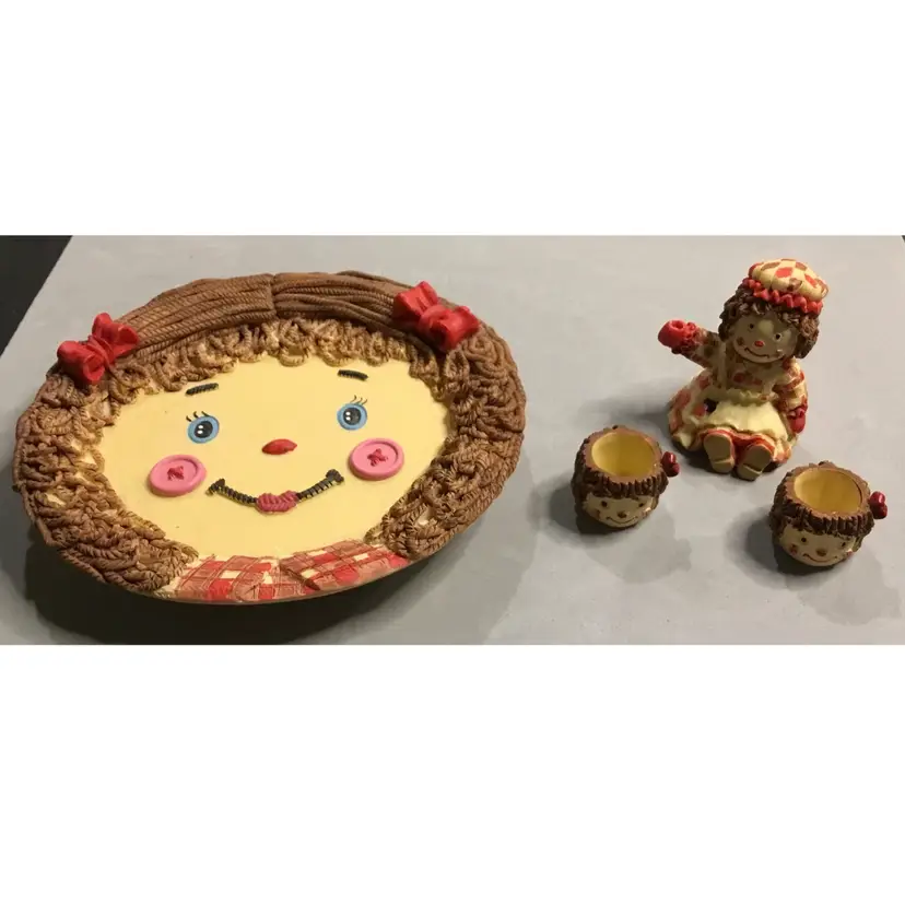 Raggedy Ann anthropomorphic tea set for play or display