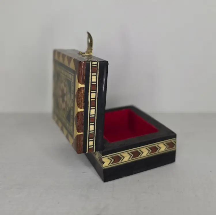 Vintage Taracea Marquetry Hinged Keepsake / Jewelry / Trinket Box