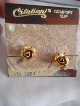NWOT Vintage 1980s gold tone floral Earrings Clip on Costume jewelry