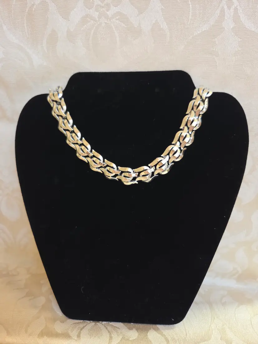 Vintage Coro silver tone necklace 17 1/2 inches