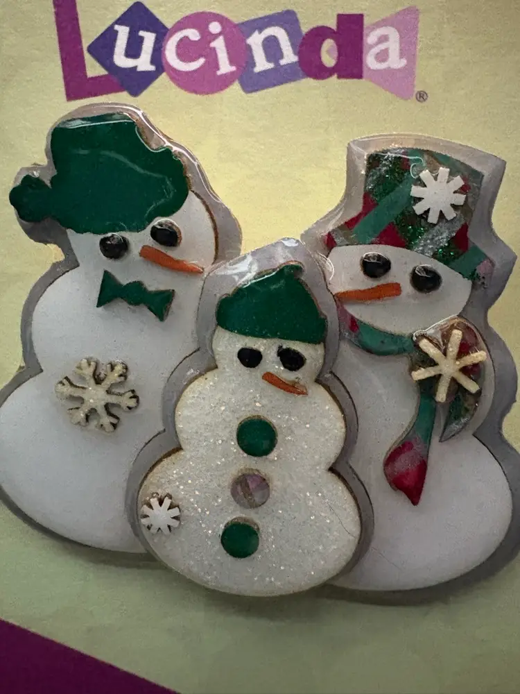 Designs By Lucinda ~ Vintage SNOWMAN FAMILY Pin / Brooch  ~ Gray/Silver Background ~ The Kid Is Glittery ~ Each Snowman Has Accessories In Shades Of Green And Red.  ☃️