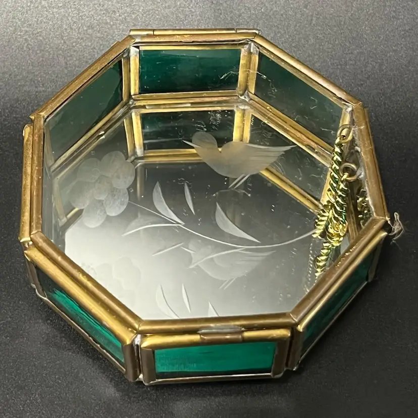 Mirrored Octagonal Brass Trinket- Jewelry Box- Emerald Green Sides, Etched Clear Lid- 🌺 Flower & Bird- Mirrored Bottom- Chained Lid 3.5” Diameter, 1.5” Tall