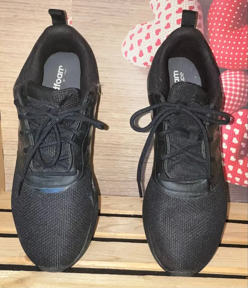 SALE! 25% Off! Black Nike Tennis Shoes *LIKE NEW* size 9.5