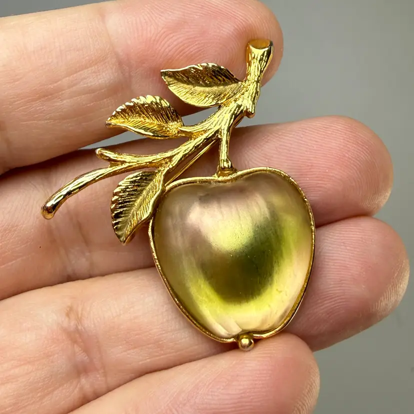 Vintage Sarah Coventry Signed Delicious Apple Brooch Pin Iridescent Glass Gold Tone