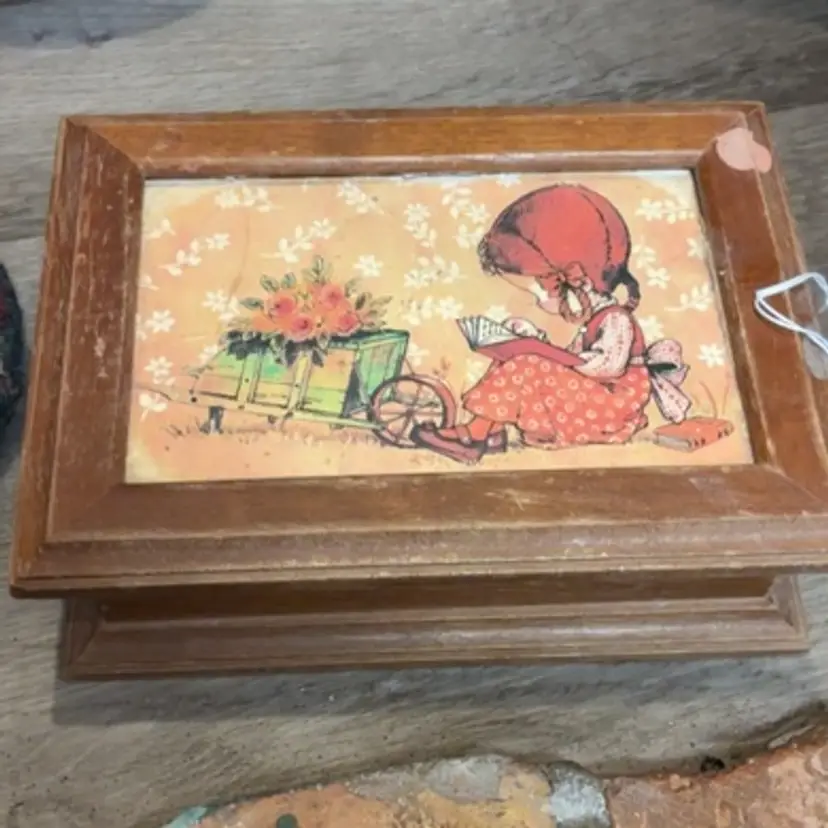 Cure Tintage Little Girl Reading Wooden Jewelry Box