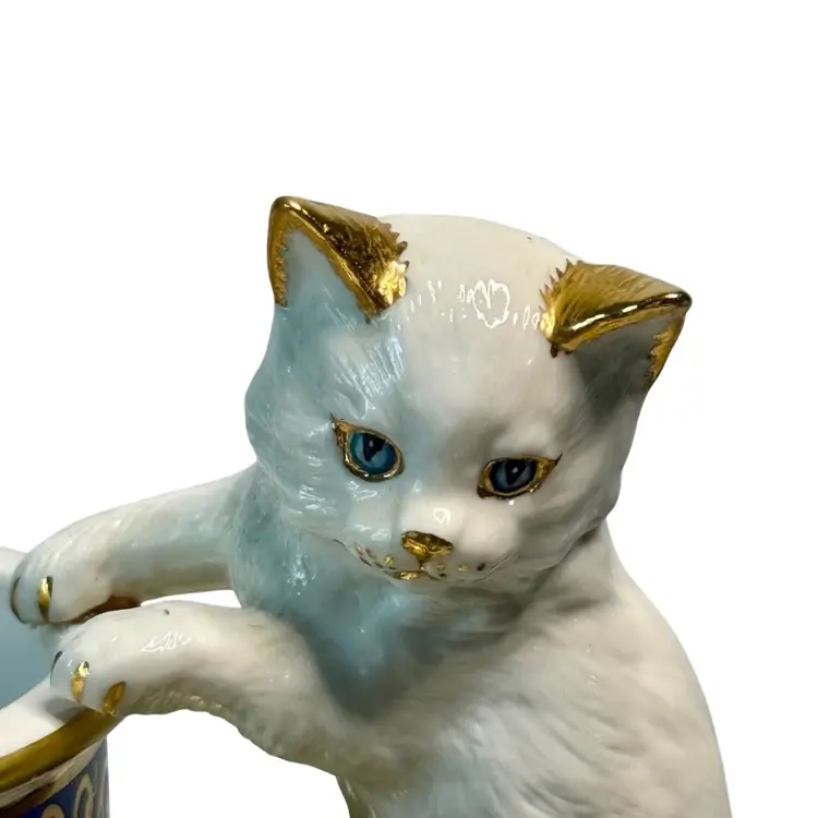 Ceramic Vase “The Vase Of The Imperial Cats" Toshiharu Kitagawa Franklin Mint 1989  Three Applied White Kittens Floral  Design & Butterflies  READ
10” T x 8” L
10” x 8” W x 4-1/2 W (top)