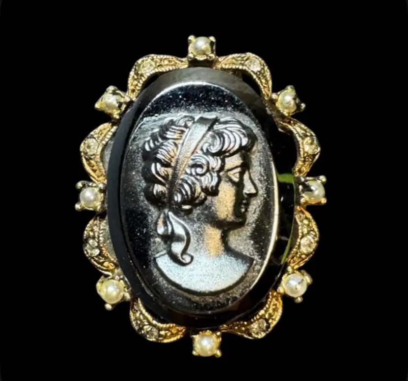 1” Vintage Victorian Lady Brooch Pin Adorned In Faux Pearls Gold Tone Oval Shape Unmarked
