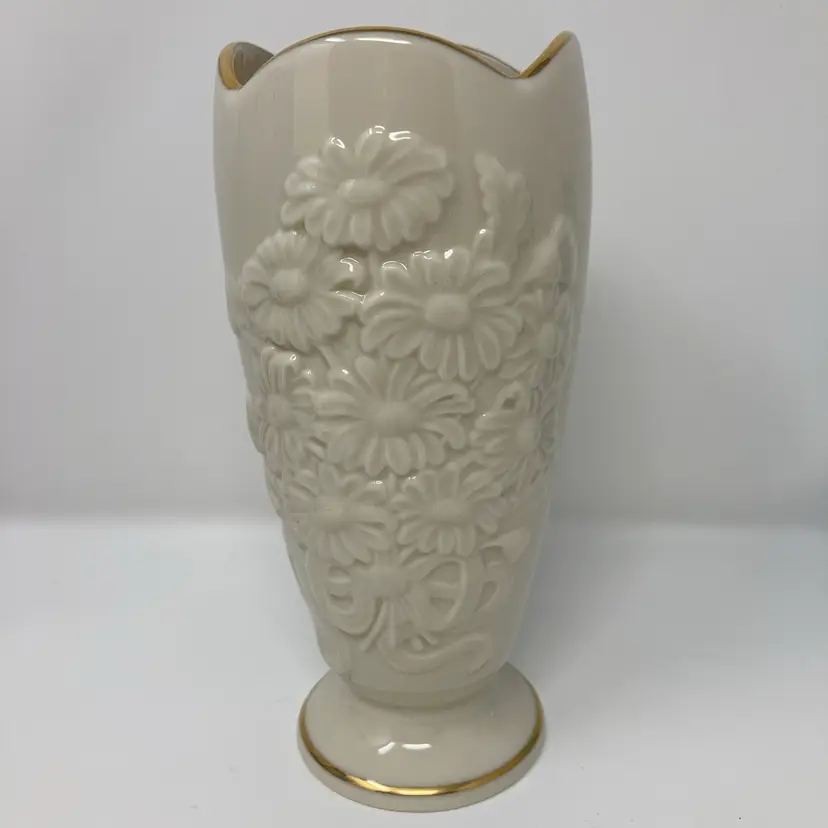Vintage 1999 Lenox "Glorious Daisies" Vase! Fine China With 24K Gold Trim on the Rim! 6 3/4” Tall!