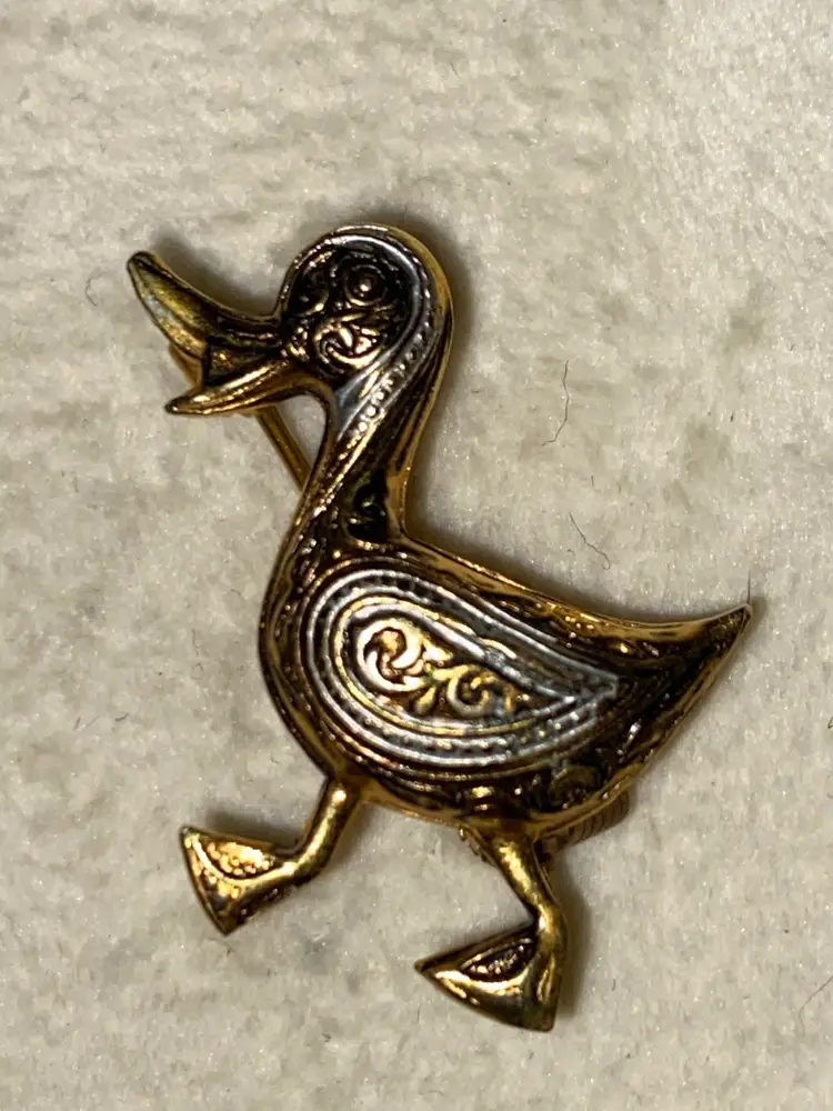 DAMASCENE ~ Adorable Vintage Tiny Duck Pin / Brooch ~ Made In Spain (1 Of 2)