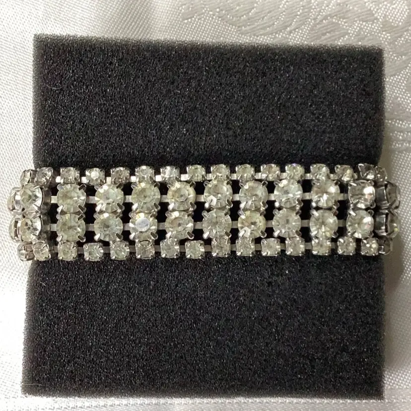 Vintage WEISS MCM Clear Pronged Rhinestones Fold Over Clasp Bracelet 7”