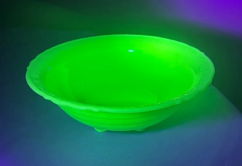 McKee Glass "Laurel" pattern serving bowl "Jade Green“ uranium glass 9 3/8”