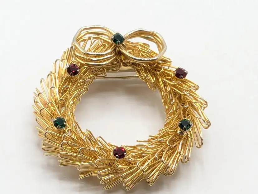 Vintage Gold Tone Wire Wreath Brooch Pin Prong Set Rhinestones Holiday Jewelry
