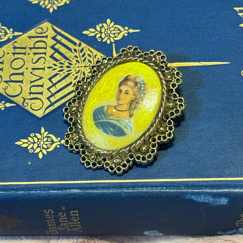Gorgeous Vintage Portrait Brooch