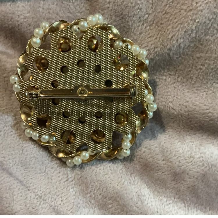 Vintage Goldtone Faux Pearl Cluster Brooch With Iridescent GL Rhinestones . Beautiful Brooch!!!