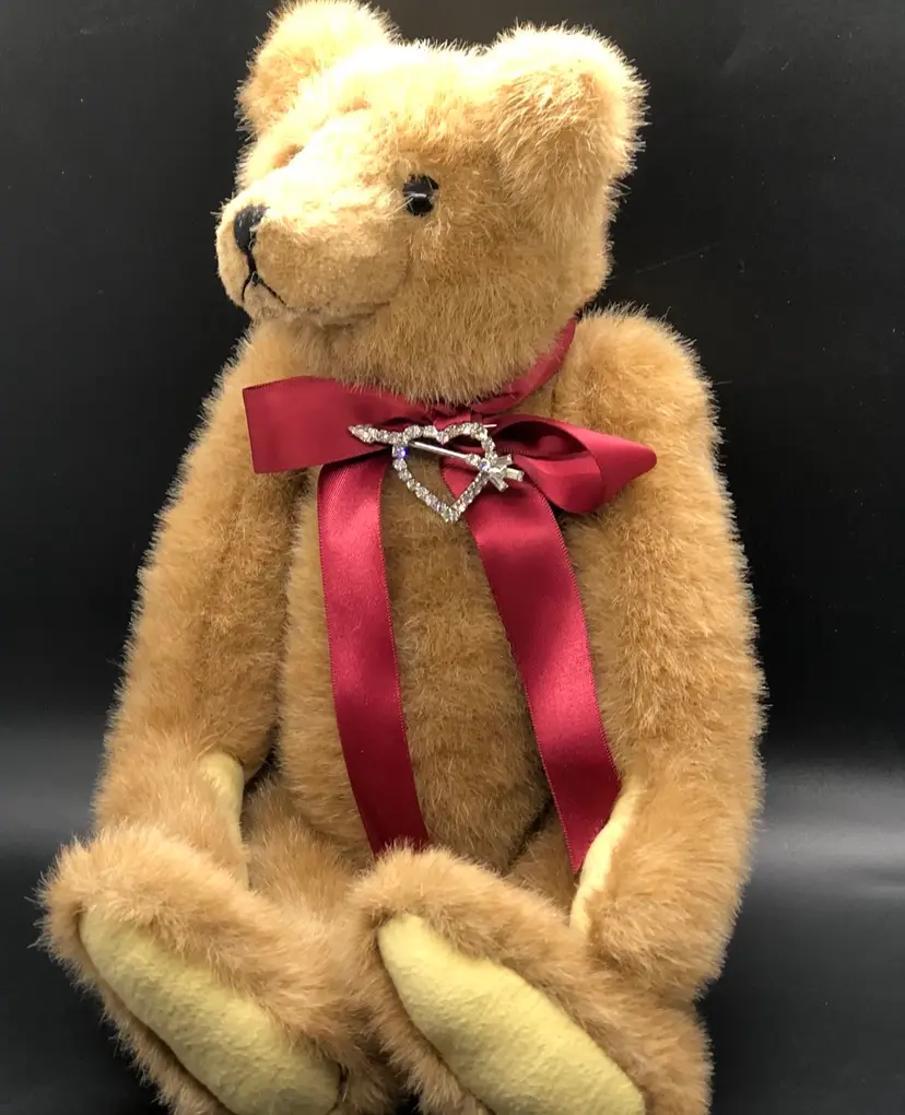 VINTAGE GREEN MOUNTAIN MARY MEYER ARTICULATED VALENTINES BEAR WITH VINTAGE RHINESTONE HEART BROOCH 