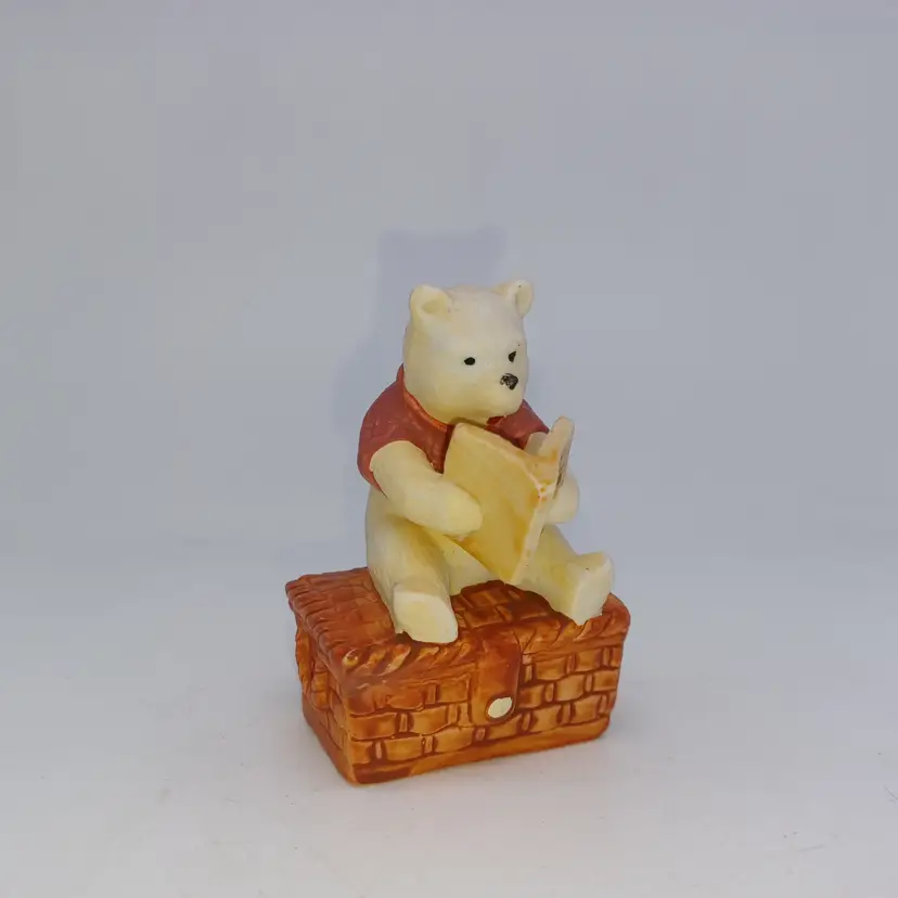 Willits Design Disney Winnie the Pooh “The Love of Honey” Figurine 1988