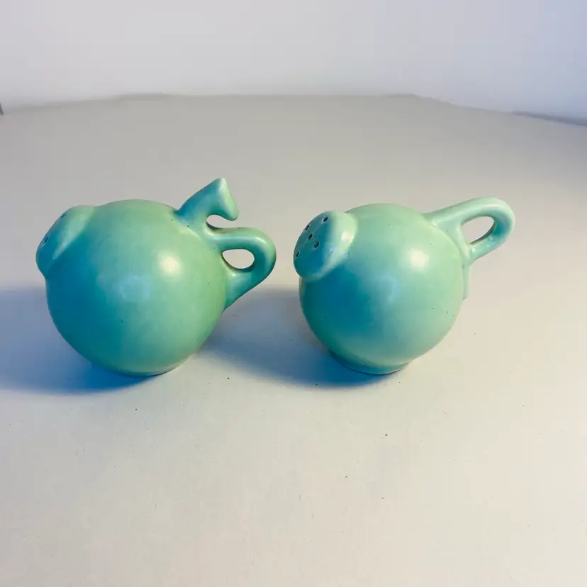 #2009 Vintage Green Pottery S P Handle Salt and Pepper Round Globe Cork Stopper
