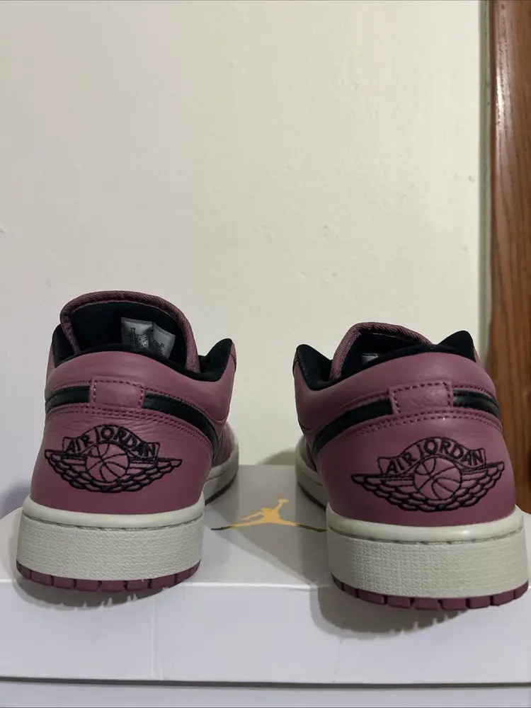 Nike Air Jordan Retro 1 Low Womens Size 12 / Mens Size 10.5 Mulberry DC7268-500