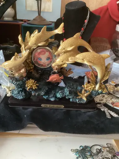 Uniquearoundthecorner (Noreen) Glass And Pottery  