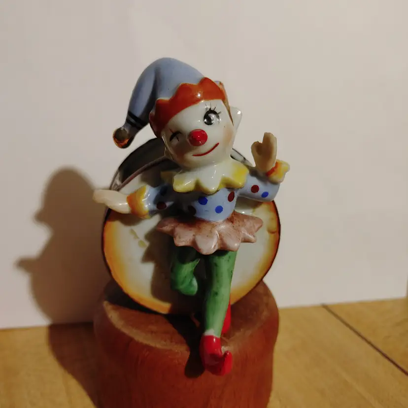 Clown planter. Marked Orion Made in Japan. Has some condition issues. Chipped thumb and cracks. Glue marks. See pics. 5 inches high.