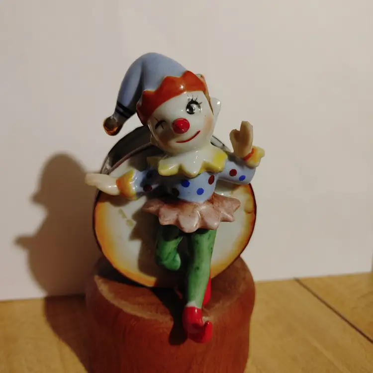 Clown planter. Marked Orion Made in Japan. Has some condition issues. Chipped thumb and cracks. Glue marks. See pics. 5 inches high.
