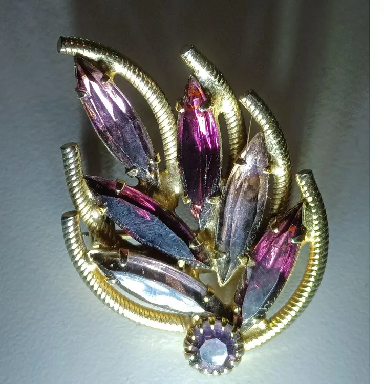 Pretty Little Vintage Tri-Color Purple Prong Set Gem Stone Pin/Brooch