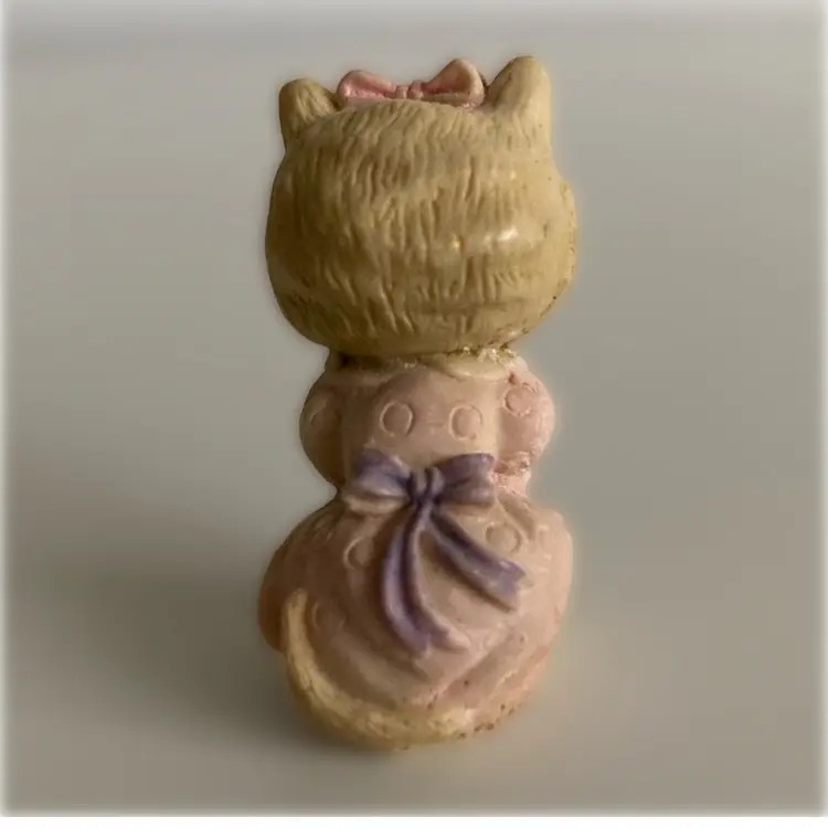 Enesco Calico Kittens Kitten In Dress By Priscilla Hillman 1 1/2” Tall