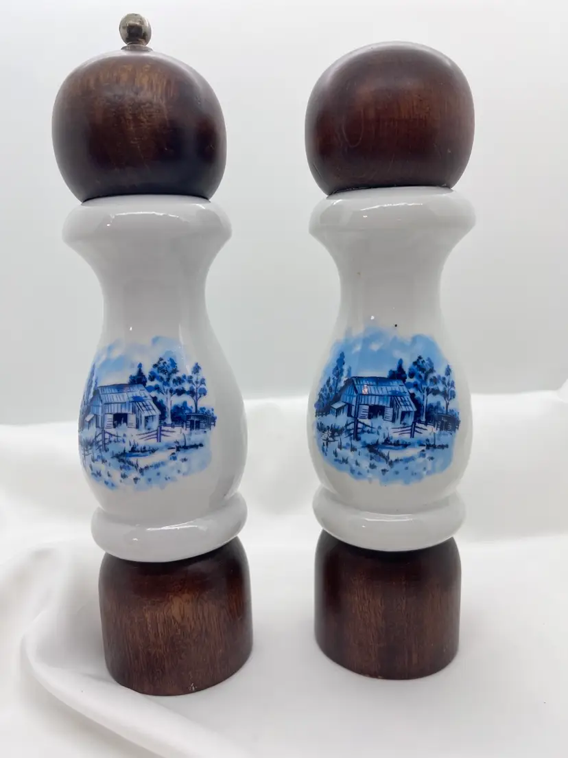 Vintage Pair 1980’s Wal-Mart Salt & Pepper Shaker