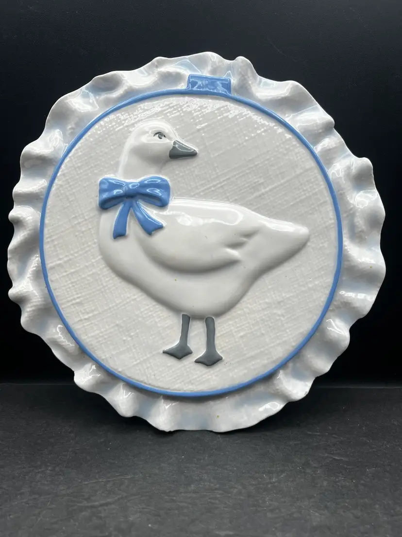 #478B Vintage Ceramic White Duck With Blue Trim Wall Hanging With Ruffled Edges, Designed To Look Like It Is In An Embroidery Hoop