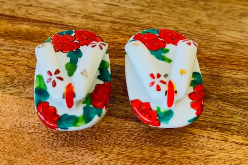 #01 - Japanese Geisha Red and White Slippers Salt And Pepper Shakers