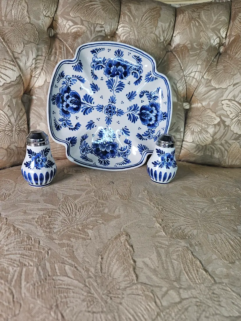 VintageVintage hand painted Delft de Delftse Pauw Salt, Pepper Shakers, Matching  Plate hand painted Delft de Delftse Pauw Salt, Pepper Shakers, Matching  Plate