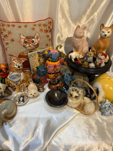 Calling all kitty cat lovers. Show full of vintage kitty goodies