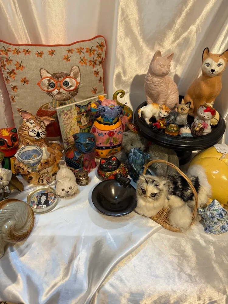 Calling all kitty cat lovers. Show full of vintage kitty goodies
