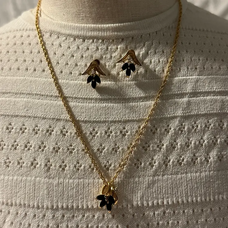 Vintage Gold Tone Chain With Black Glass And Rhinestone Pendant With Matching Post Earrings