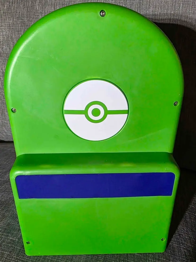 POKEMON CARRYING CASE PLAYSET GREEN HARD PLASTIC BACKPACK Fold Out w/FIGURE