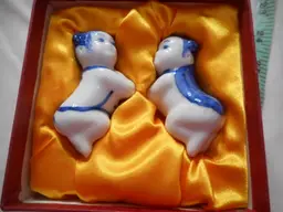 NIB Vintage Pair Chinese People Ceramic Chopstick / Hashi Rests