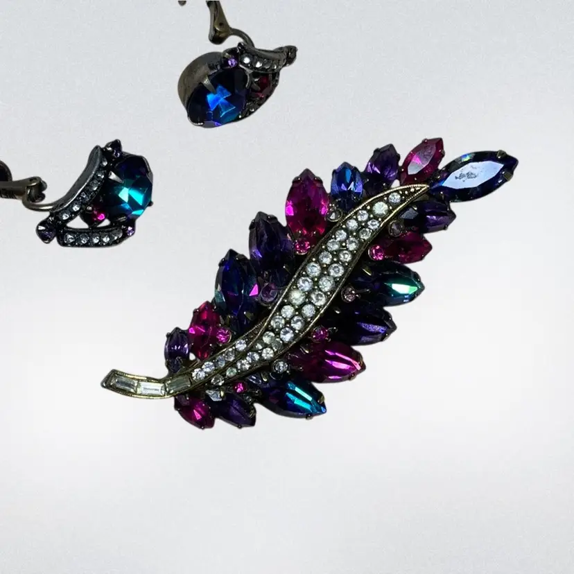 Vintage Weiss Marquise Rhinestones Leaf With Pave Rhinestone Ribbon Down Center And Matching Earrings