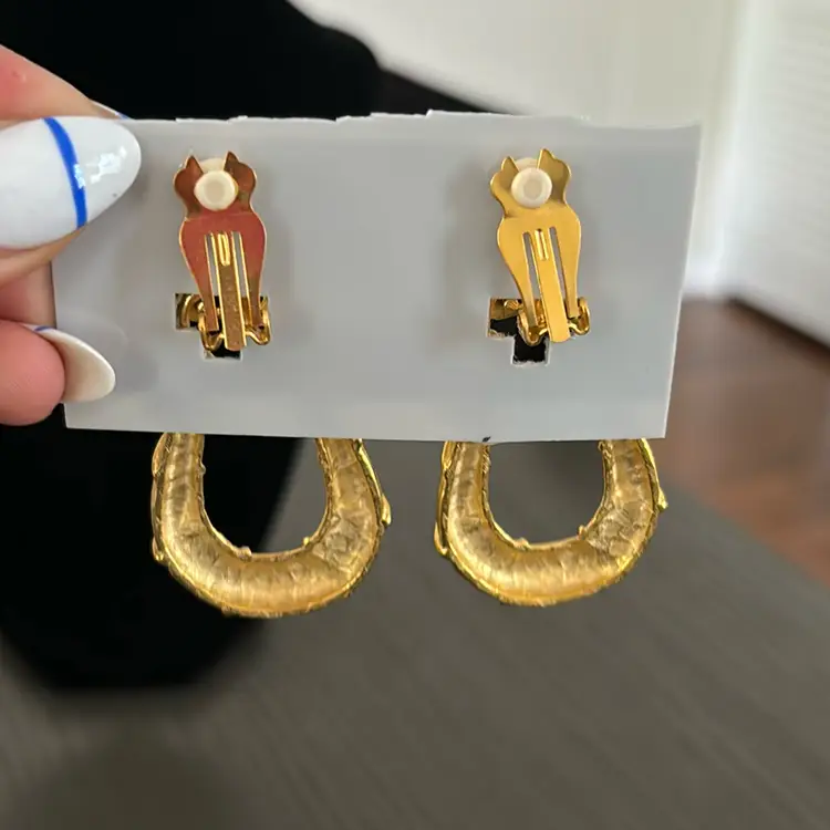 VTG. Crown Gold tone Metal
Clip Earrings