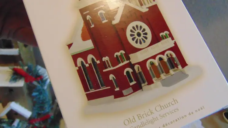Beautiful pre owned 2009 Hallmark Keepsake Ornament Old Brick Church Candlelight Services